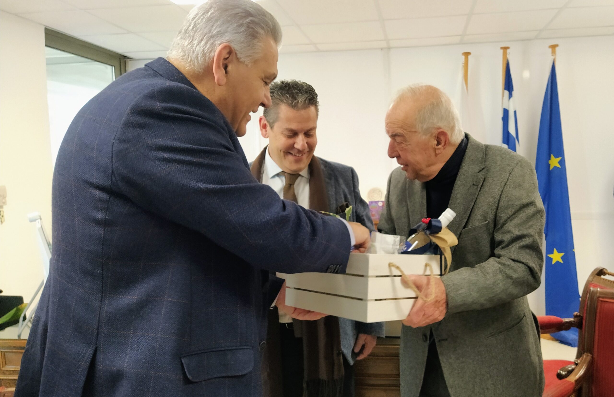 Ευχές και δώρα στον Δήμαρχο Ηρακλείου Βασίλη Λαμπρινό από το προεδρείο της ΔΕΕΠ