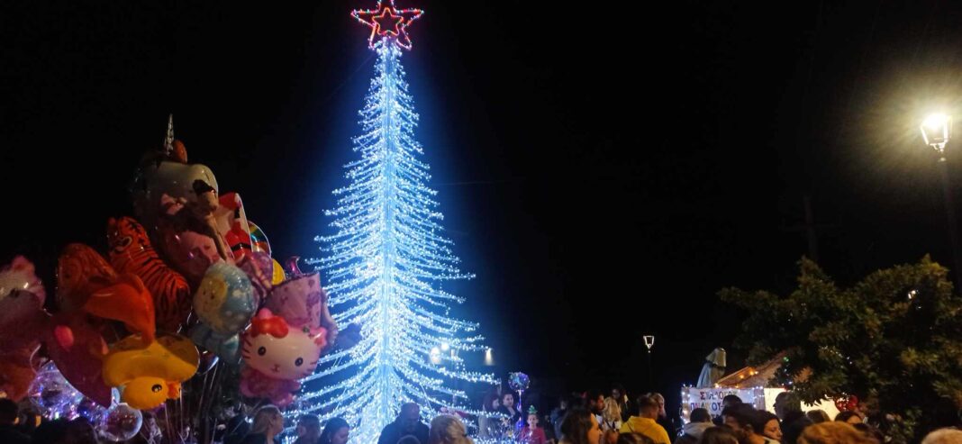 Εντυπωσιακή η φωταγώγηση του χριστουγεννιάτικου δέντρου στο Αρκαλοχώρι με τη συμμετοχή πλήθους κόσμου
