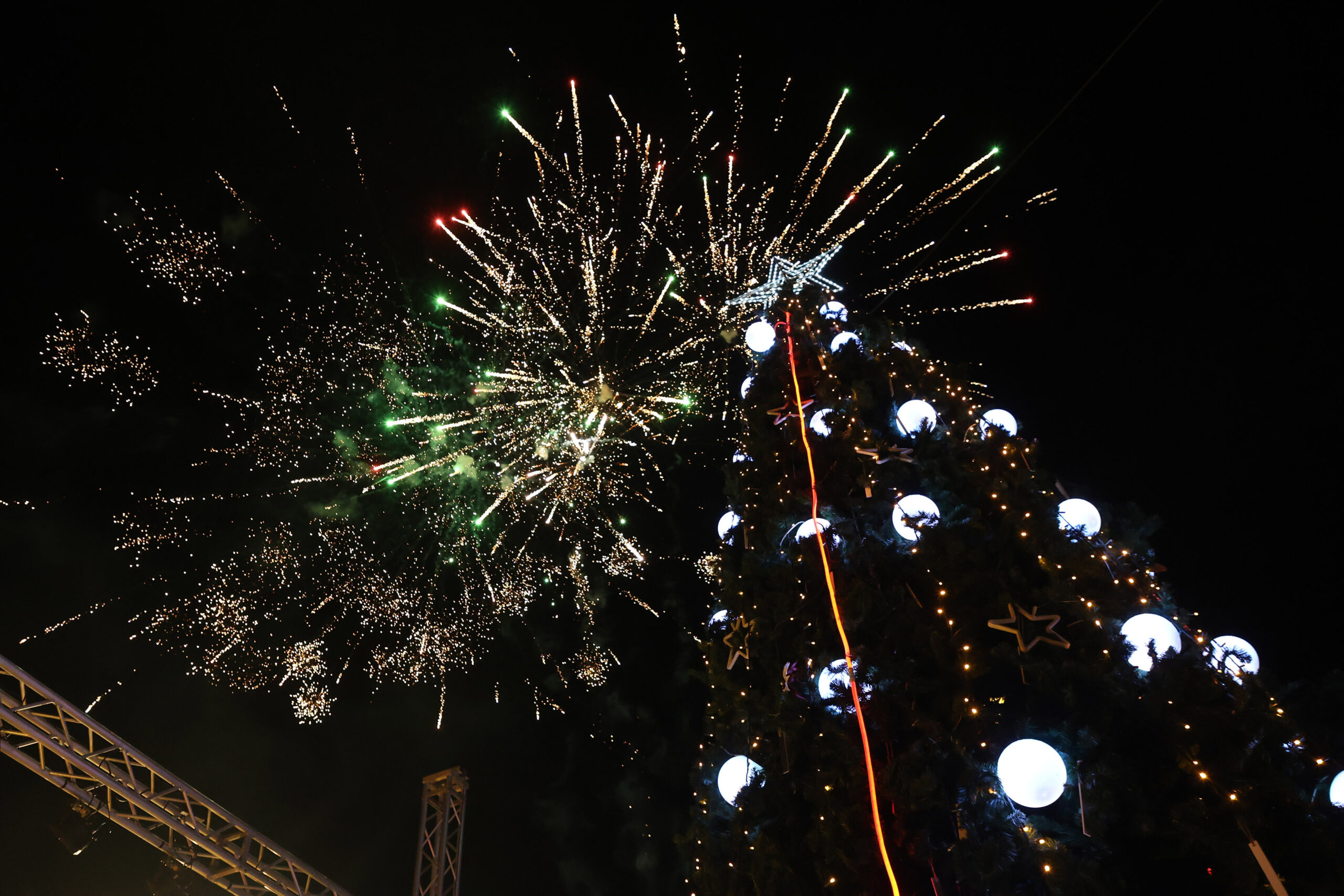 Χιλιάδες κόσμου στην φωταγώγηση  του Χριστουγεννιάτικου Δέντρου στην Πλατεία Ελευθερίας