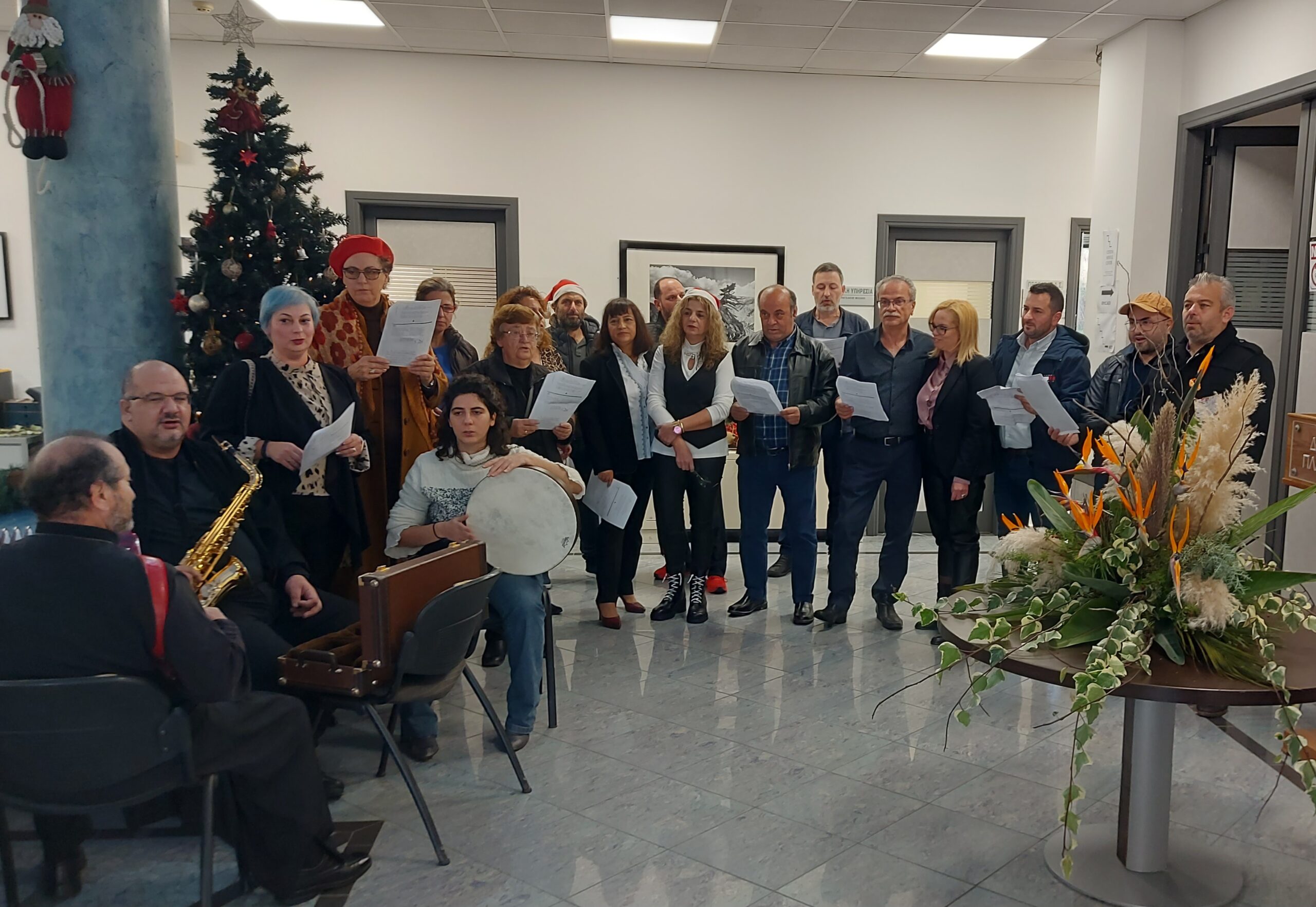 Κάλαντα στο Δήμαρχο Πλατανιά, Μαλανδράκη Ιωάννη, από τους μαθητές και καθηγητές του Εσπερινού ΕΠΑΛ Πλατανιά