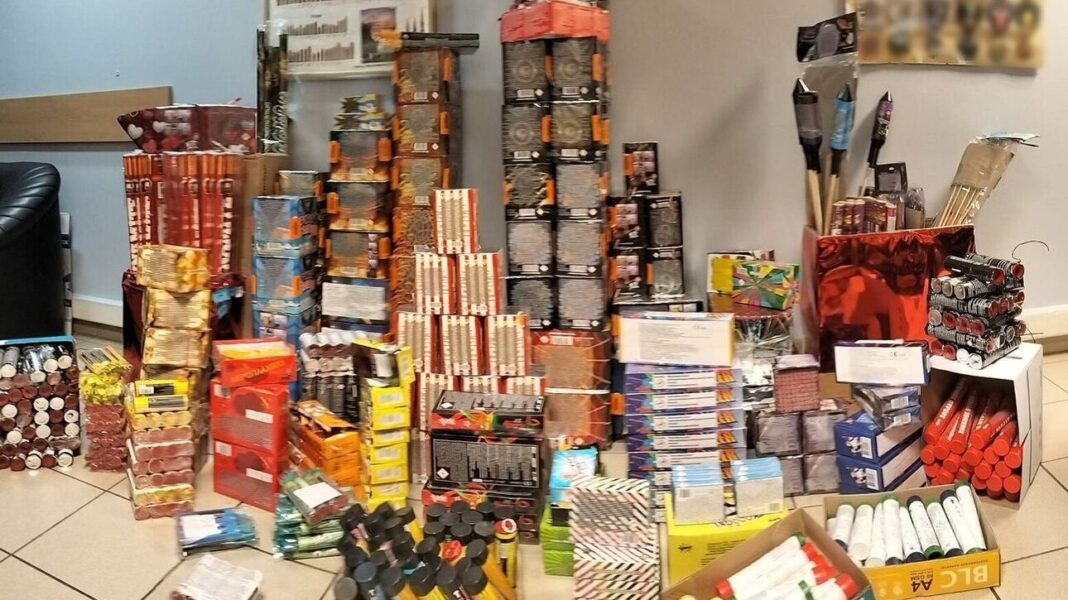 Συνελήφθη 54χρονη που είχε σε παράνομο χώρο 2.266 πυροτεχνικά είδη