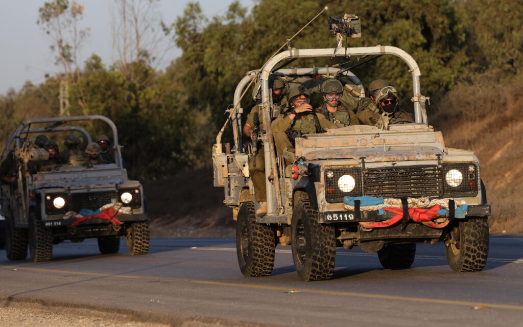 Σκηνές αγριότητας κατέγραψαν κάμερες ασφαλείας στην Τουλκαρέμ – Ισραηλινά οχήματα περνούν πάνω από νεκρό Παλαιστίνιο