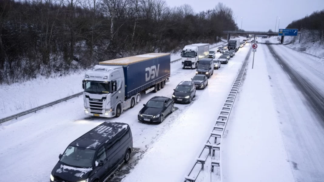 Καιρός: Εγκλωβισμένοι οδηγοί από το χιόνι σε αυτοκινητοδρόμους της Σουηδίας και της Δανίας - Ρεκόρ ψύχους
