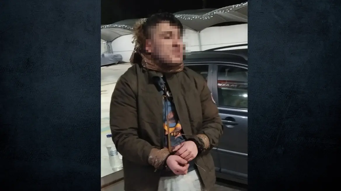 Φωτογραφίες με τον 29χρονο προγραμματιστή μετά την αρπαγή του - Περπατά με μονωτική ταινία σε λαιμό και χέρια