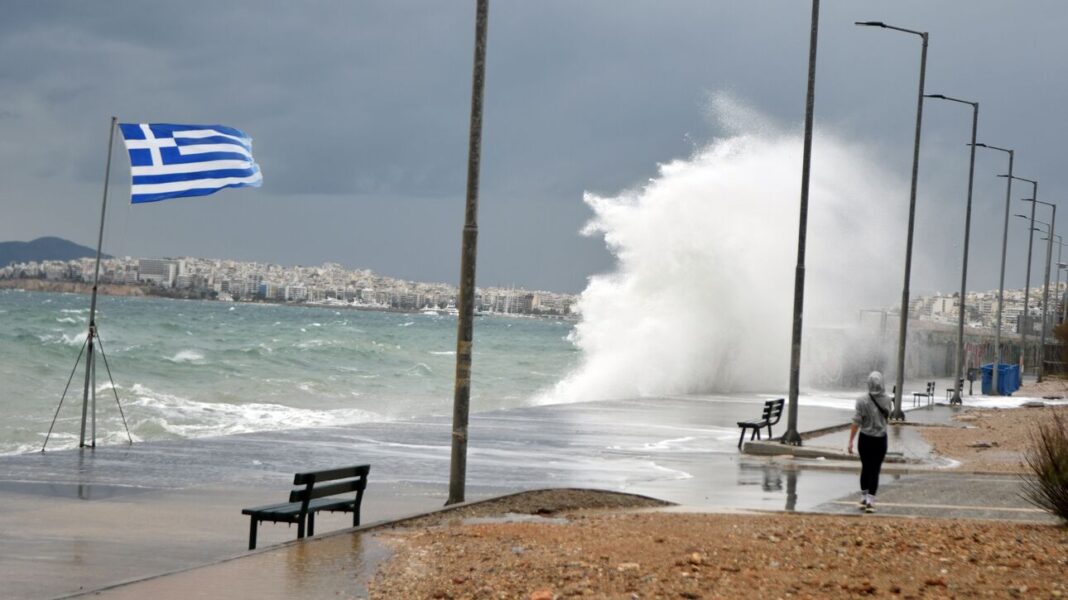 Επιδείνωση του καιρού από το απόγευμα: Θυελλώδεις νοτιάδες και έντονες βροχοπτώσεις
