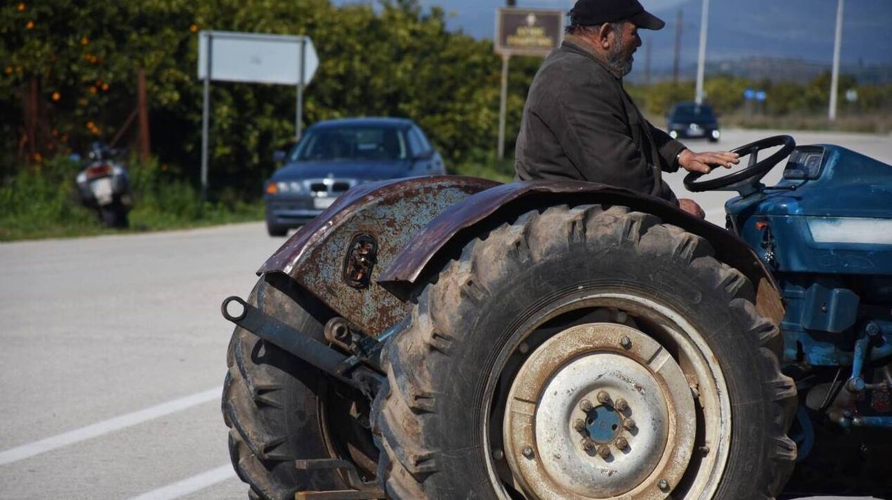 Αγρότες: Έκλεισαν για μια ώρα συμβολικά την παλιά εθνική οδό Βόλου - Λάρισας