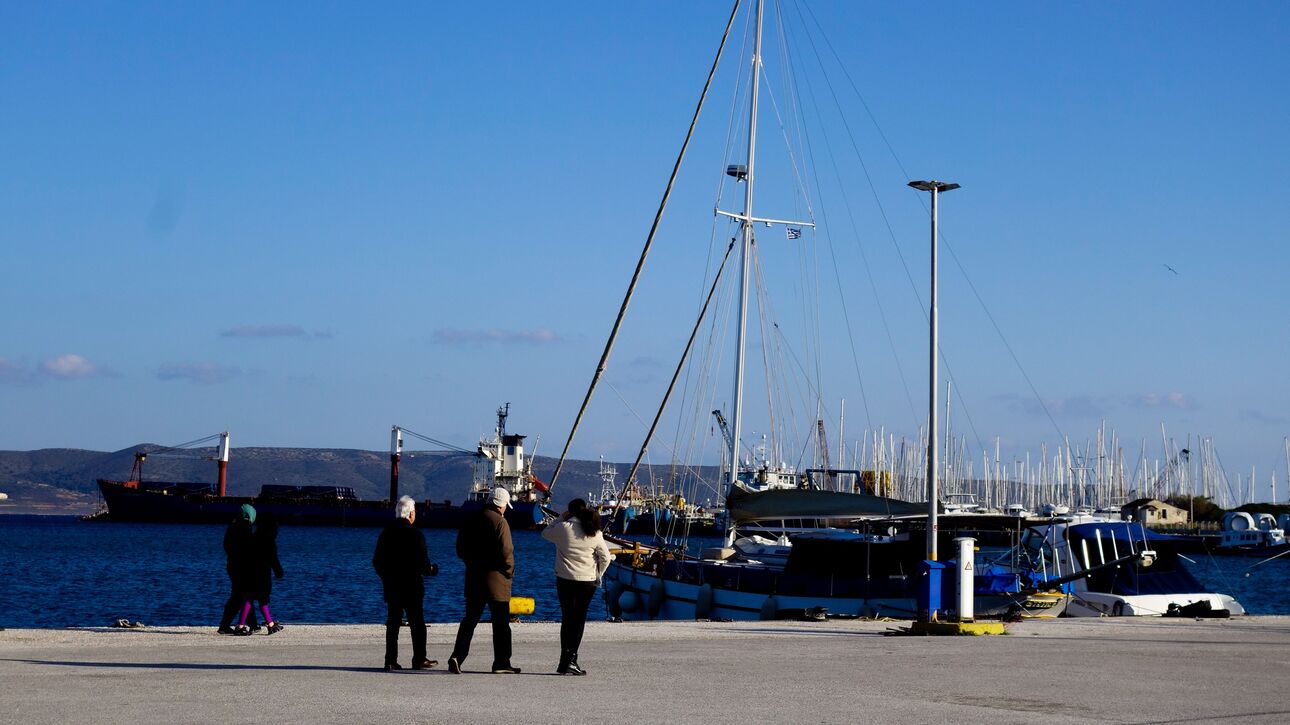 Αναστάτωση στο λιμάνι: Μπλέχτηκαν οι άγκυρες δύο πλοίων