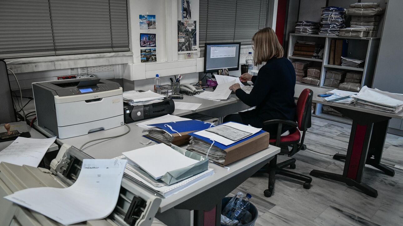 Οι αυξήσεις που φέρνει το 2024 σε συντάξεις, μισθούς και επιδόματα