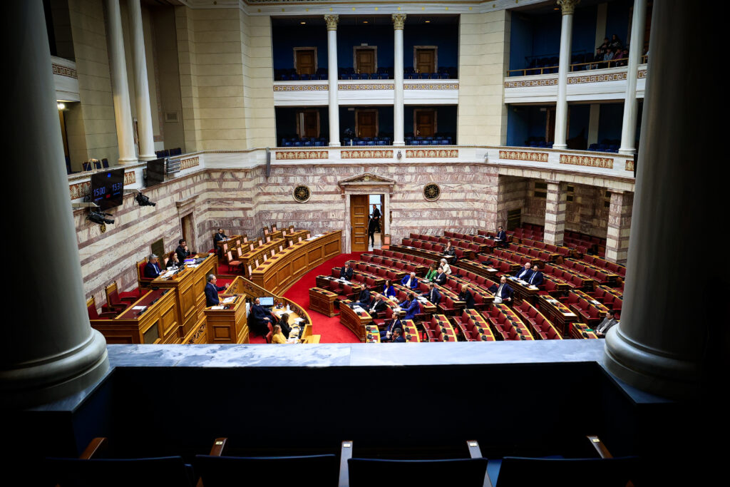 Νομοσχέδιο για την οπαδική βία: Συζητείται στην Ολομέλεια – Στάση ανοχής από ΣΥΡΙΖΑ, «ναι» από το ΠΑΣΟΚ