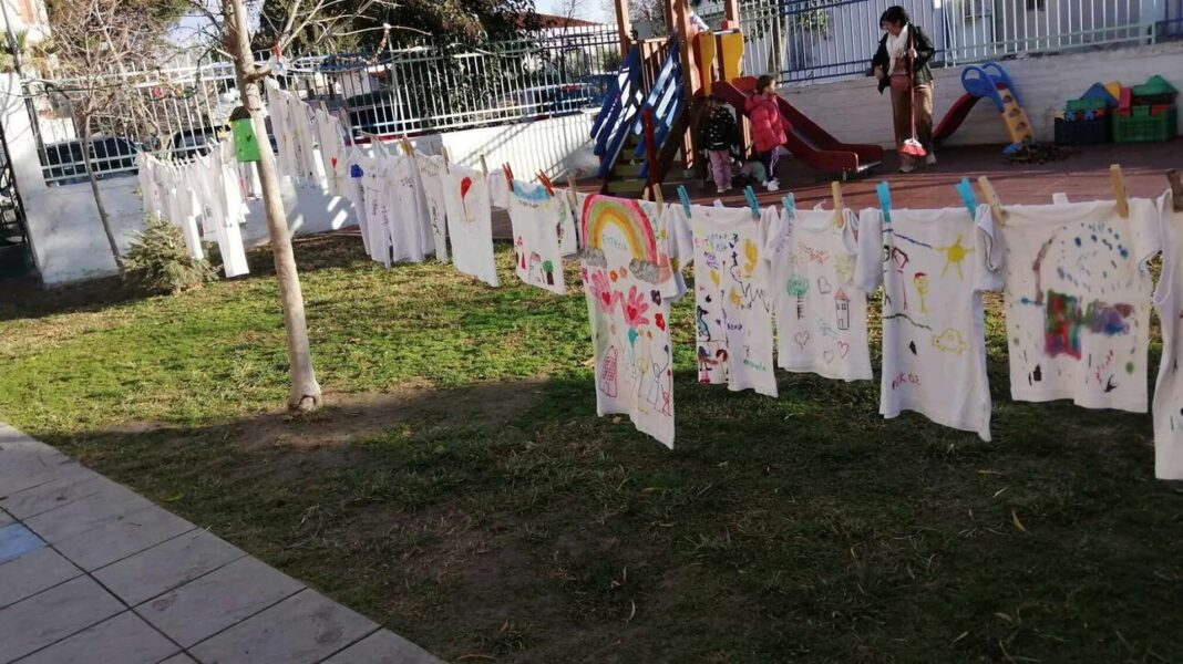 Μικροί καλλιτέχνες απλώνουν τη δική τους μπουγάδα της … ευτυχίας