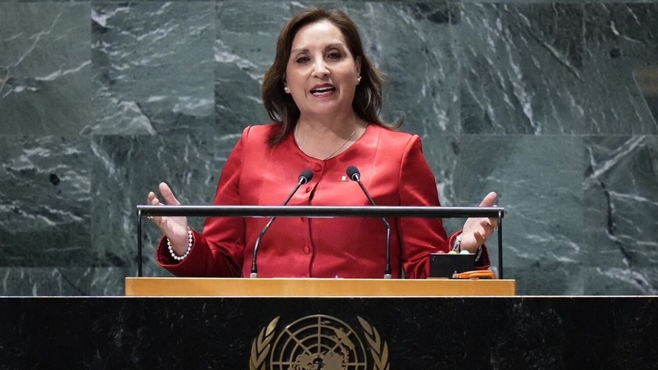 Επίθεση στην πρόεδρο του Περού από δύο γυναίκες – Η μία την τράβηξε από τα μαλλιά