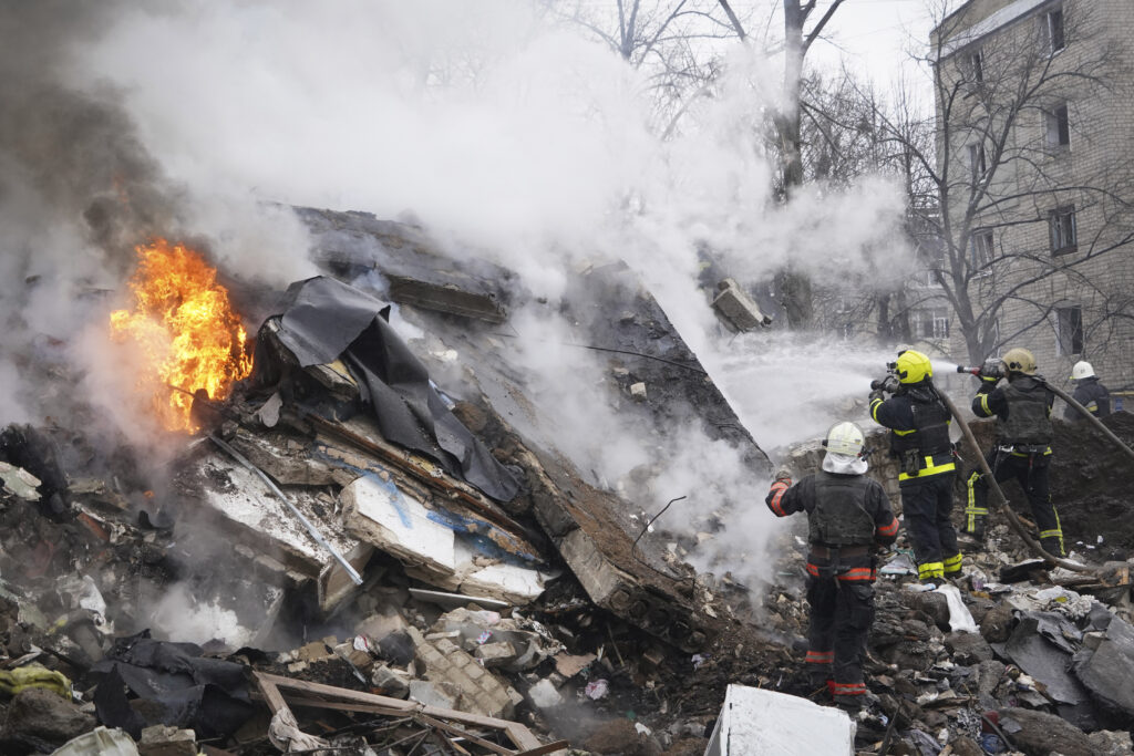 Τέσσερις νεκροί, περισσότεροι από 60 τραυματίες από ρωσικές αεροπορικές επιδρομές σε ουκρανικές πόλεις