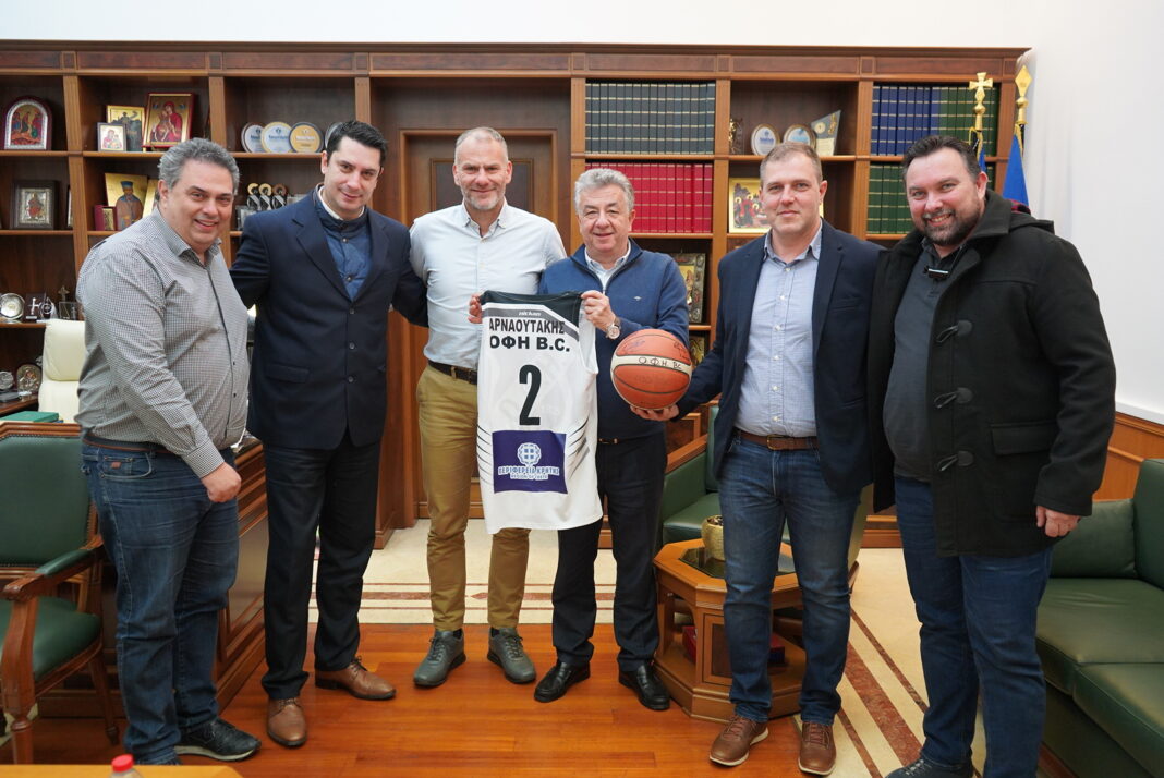 Συνάντηση Περιφερειάρχη Κρήτης με την αντιπροσωπεία της ομάδας μπάσκετ του ΟΦΗ