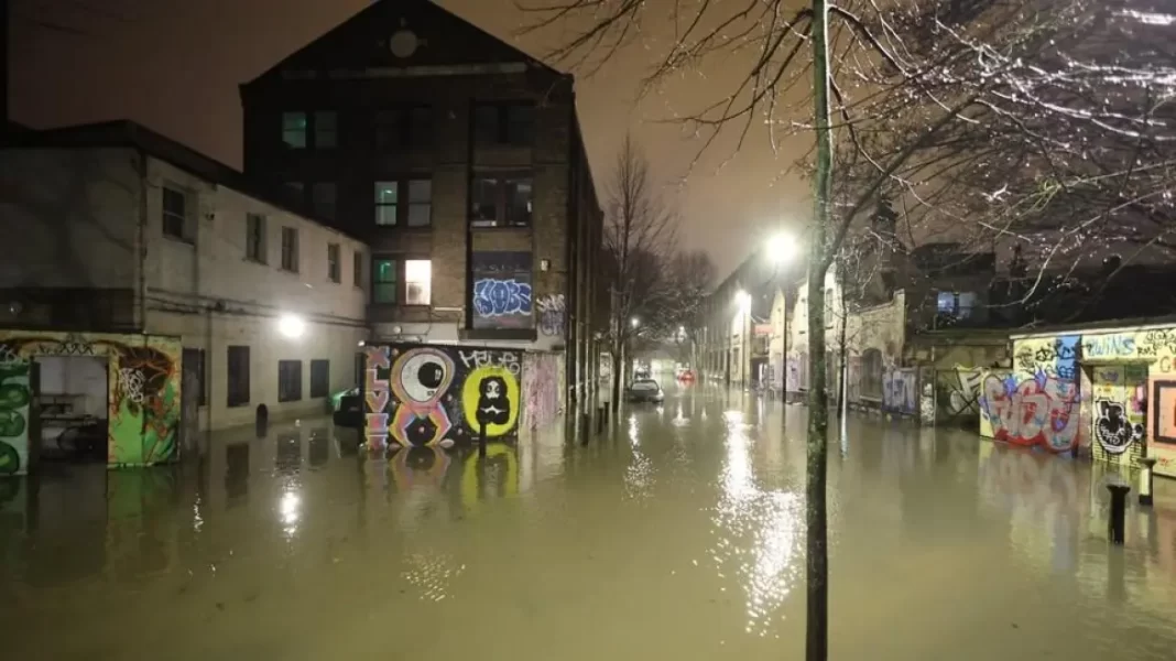 Κακοκαιρία στη Βρετανία: Παραμένουν τα προβλήματα από τις σφοδρές πλημμύρες - Συνεχίζεται το χάος στις μετακινήσεις