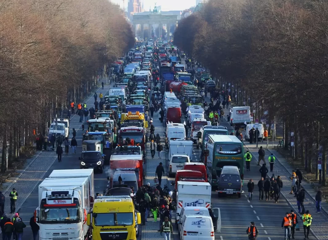 Γερμανία: Οι αγρότες βγήκαν στους δρόμους με τα τρακτέρ