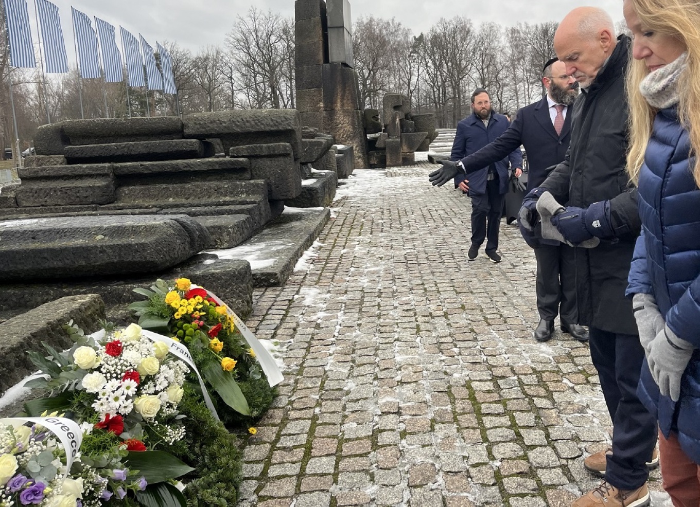 Στεφάνι στο Μνημείο του Ολοκαυτώματος στο Άουσβιτς κατέθεσε ο Γιώργος Παπανδρέου