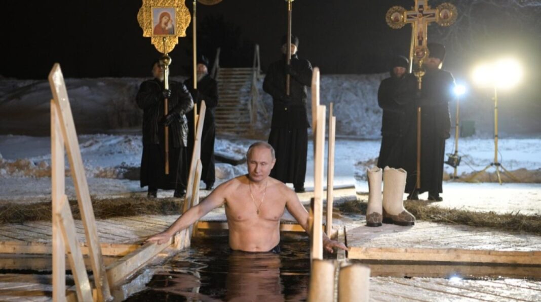 Ρωσία: Τίμησε την παράδοση ο Πούτιν και βούτηξε στα παγωμένα νερά για τα Θεοφάνια