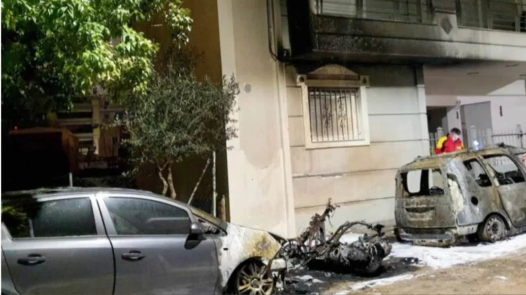 Εμπρησμός τα ξημερώματα σε δύο αυτοκίνητα και μία μοτοσικλέτα