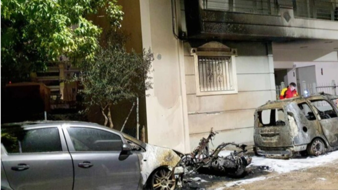 Εμπρησμός τα ξημερώματα σε δύο αυτοκίνητα και μία μοτοσικλέτα