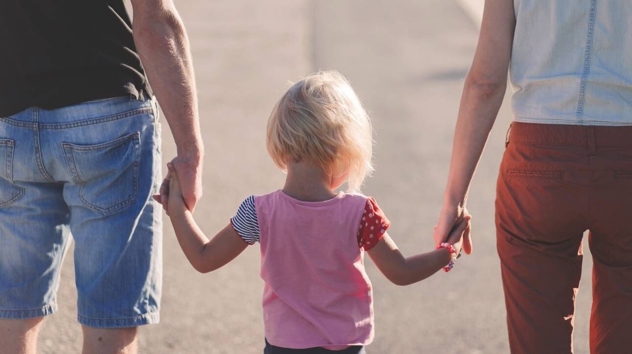 Αύξηση του επιδόματος γέννησης κατά 400 έως 1.500 ευρώ αναδρομικά