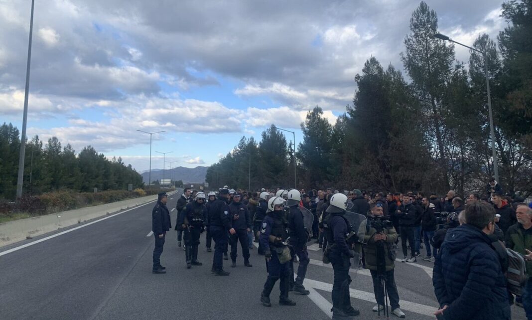 Αγροτικές κινητοποιήσεις: Αγρότες απέκλεισαν μέρος της Εθνικής οδού μετά από ένταση