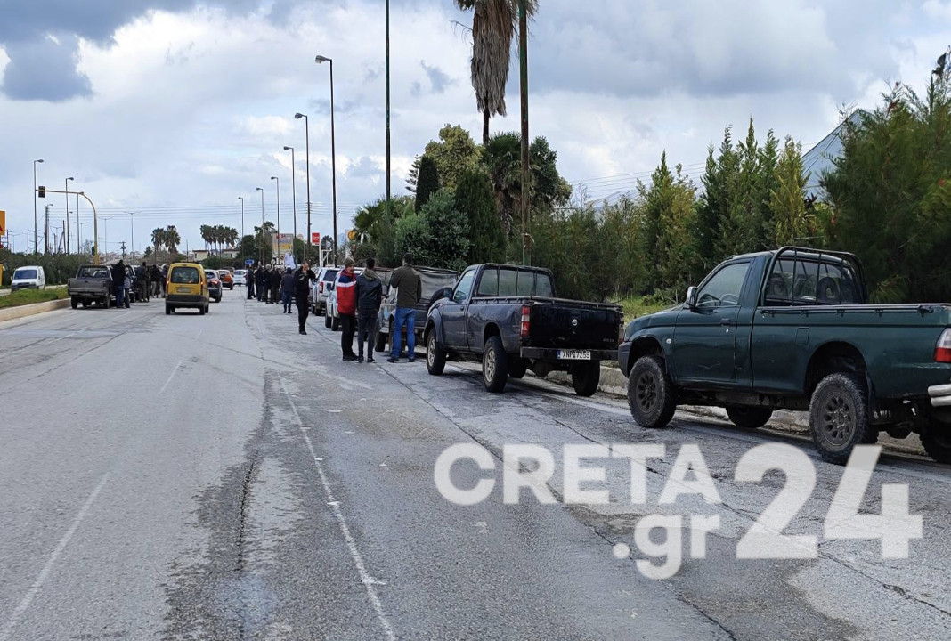 Κρήτη: Κλειστοί δρόμοι και μηχανοκίνητη πορεία από τους αγρότες (εικόνες)