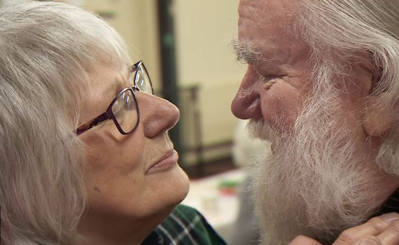 Άνδρας με Αλτσχάιμερ έγραψε τραγούδι για να μην ξεχάσει τη σύζυγό του