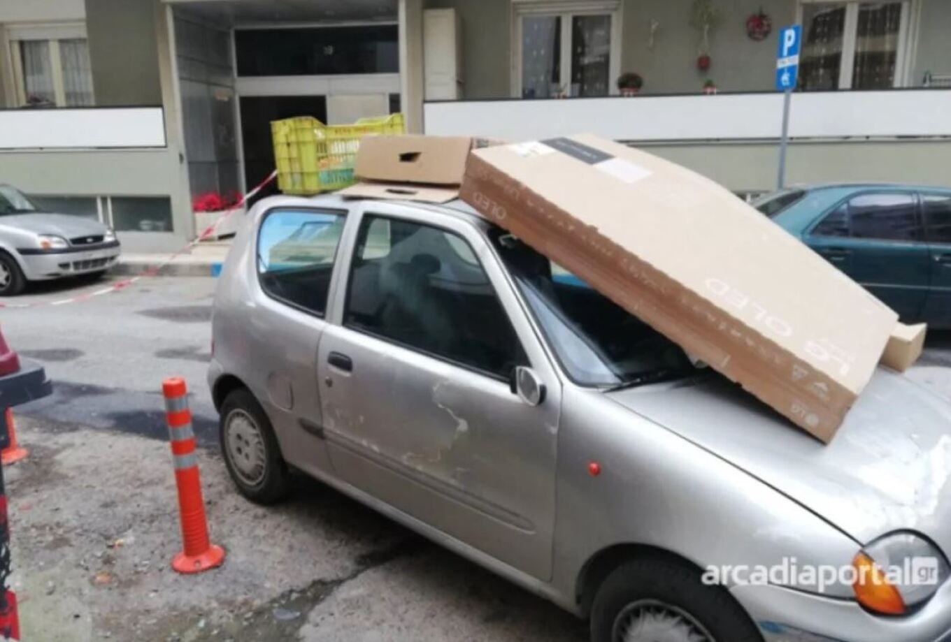 Τιμώρησαν με κουτιά και καφάσια οδηγό που πάρκαρε παράνομα