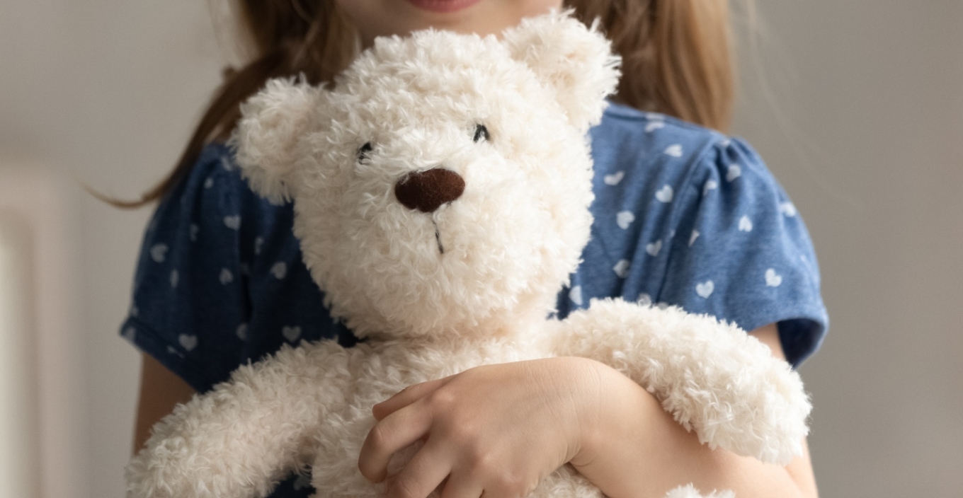 Το έκανα για την κόρη μου γιατί είχε κακώσεις, λέει η μητέρα που έκρυψε κοριό σε αρκουδάκι