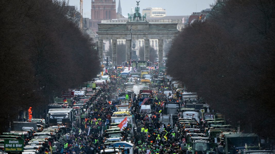 Γερμανία: Επιμένουν οι αγρότες, στην Πύλη του Βρανδεμβούργου τα τρακτέρ - «Τέλος η κρατική βοήθεια» λέει το Βερολίνο