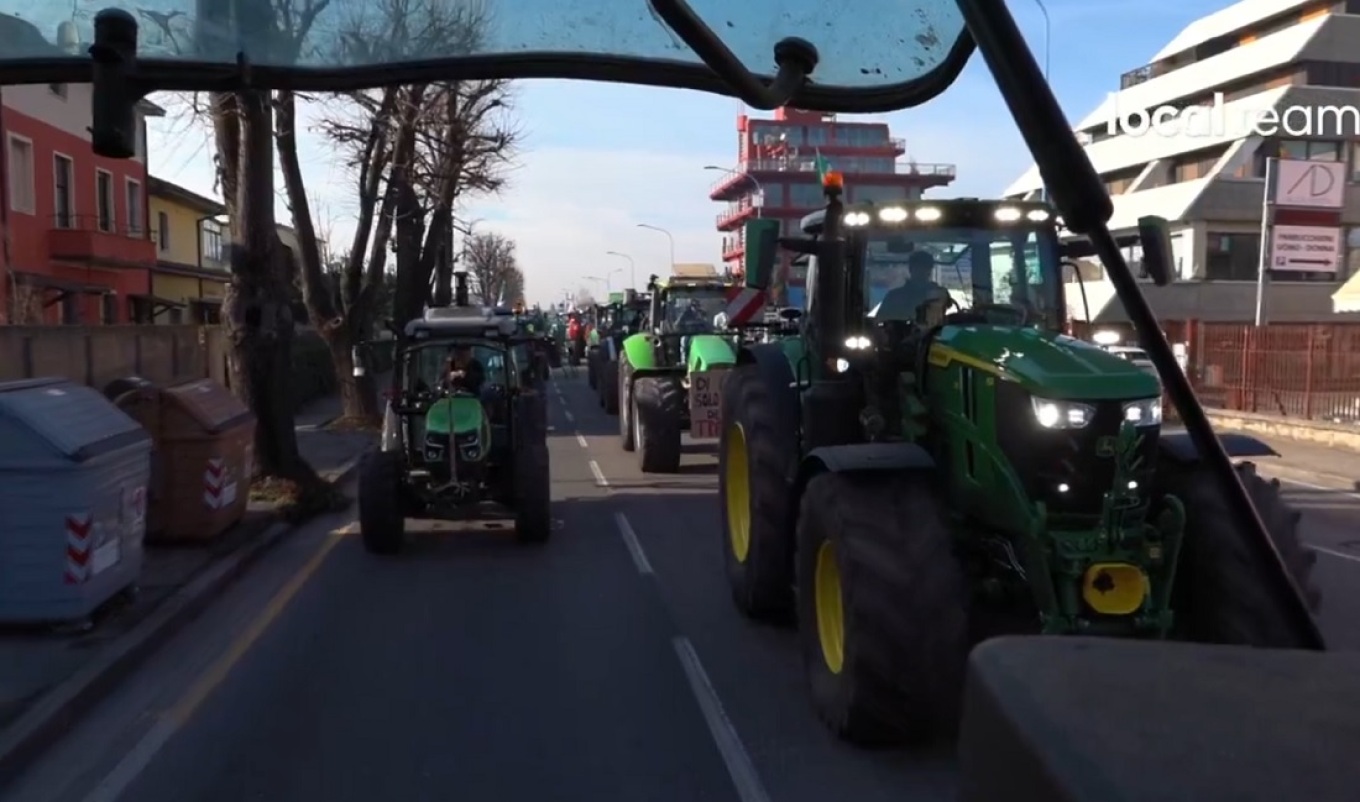 Μπρέσια: Ιταλοί αγρότες έστησαν μπλόκα σε διόδια