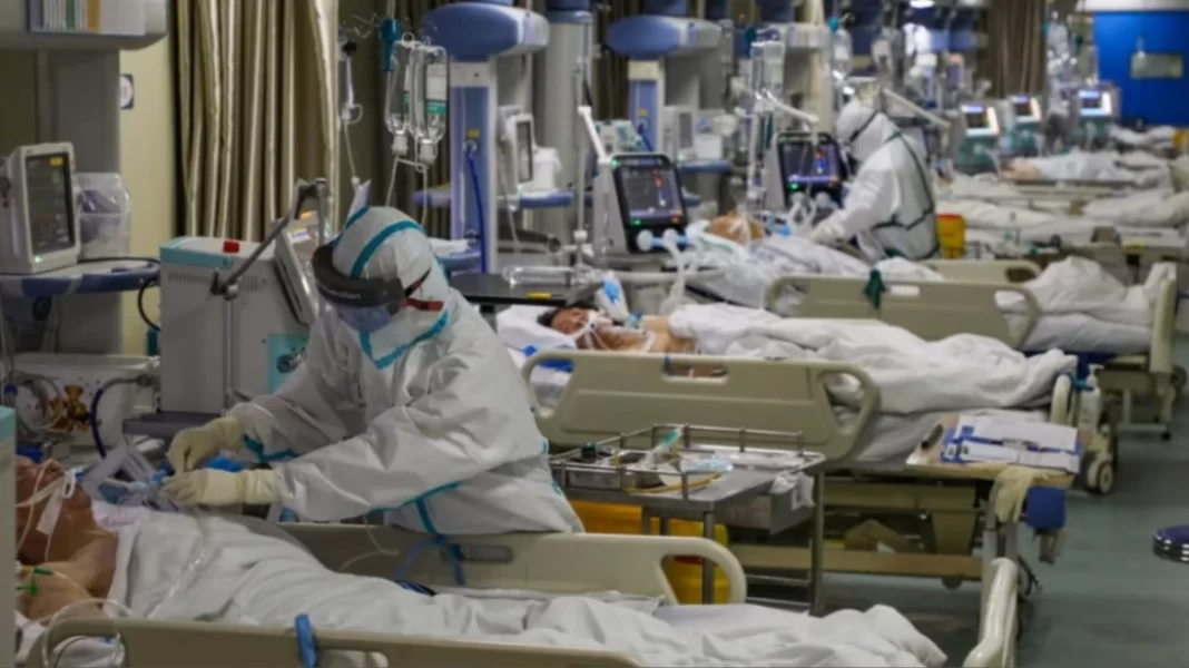 Κοκτέιλ ιώσεων και κορωνοϊού προκαλούν ασφυξία στα νοσοκομεία σε Ευρώπη και ΗΠΑ: Τι δείχνουν τα στοιχεία