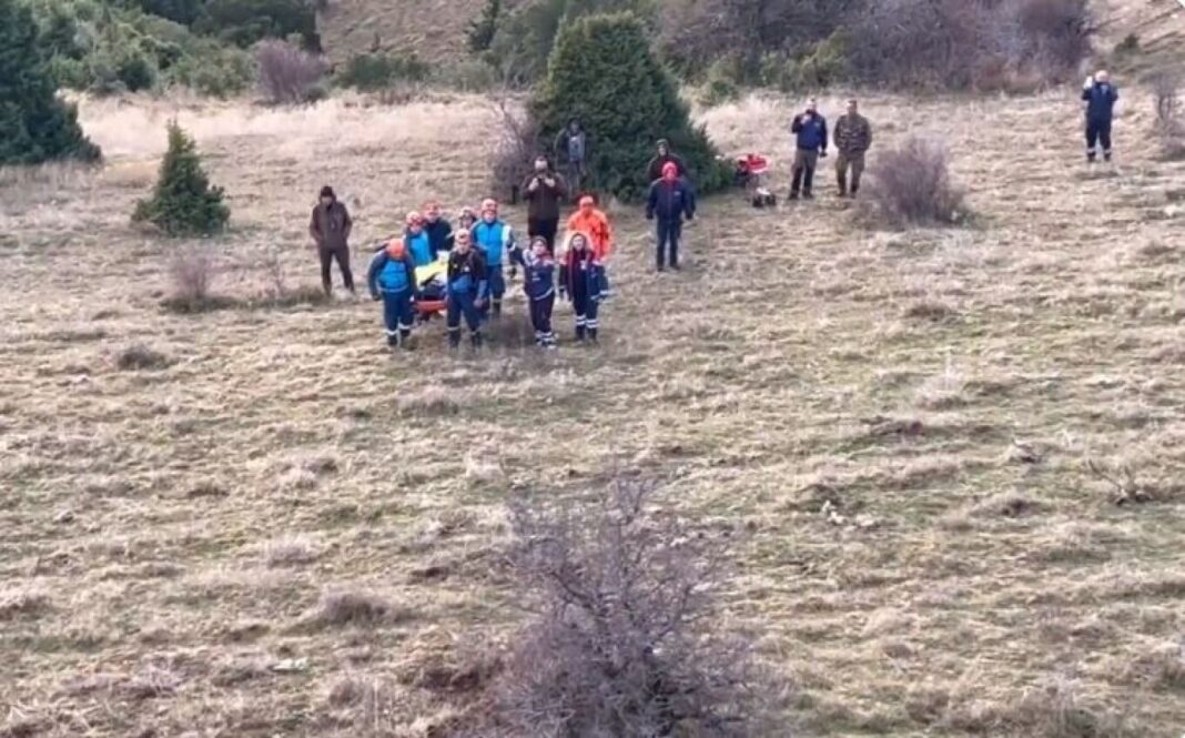 Η στιγμή της διάσωσης του 48χρονου κυνηγού που έπεσε σε γκρεμό, το όπλο εκπυρσοκρότησε και ακρωτηριάστηκε στο χέρι