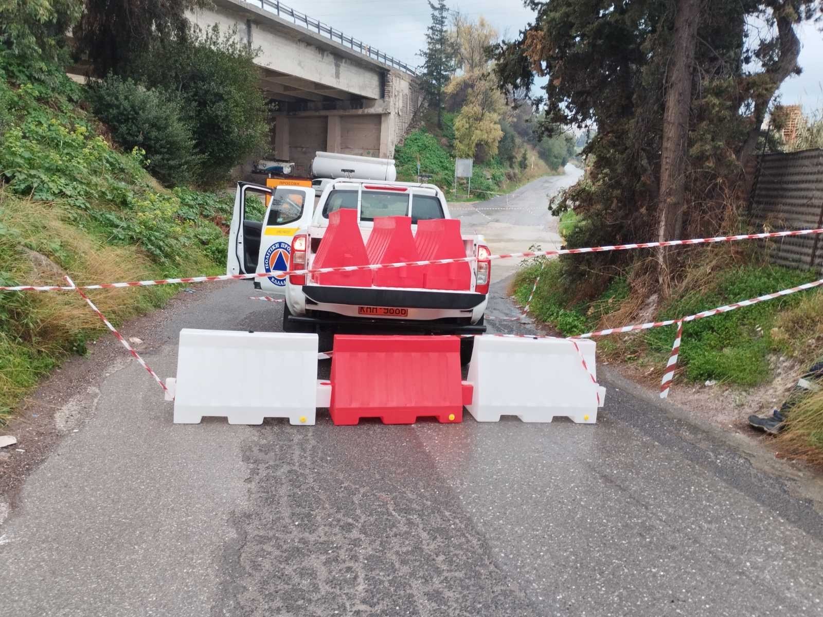 Ηράκλειο: Αυξημένος όγκος νερού σε δρόμο έφερε διακοπή της κυκλοφορίας