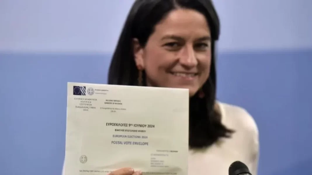 Κεραμέως: Με επιστολική ψήφο και όσοι κατοικούν στην Ελλάδα