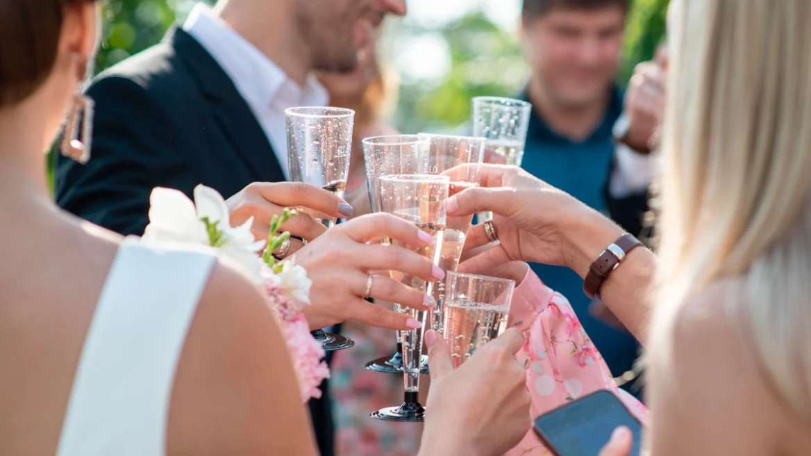 Πάρτι φοροδιαφυγής σε χλιδάτο γάμο: Η ΑΑΔΕ τσάκωσε από το ανθοπωλείο έως τον τραγουδιστή μέσω των social media