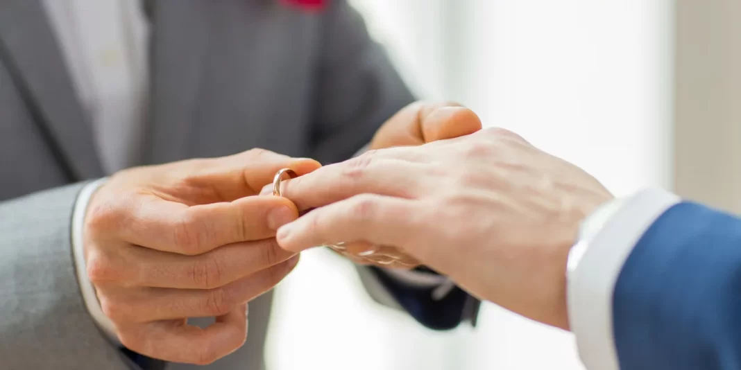 Σε δημόσια διαβούλευση η νομοθετική παρέμβαση για τον γάμο των ομόφυλων ζευγαριών
