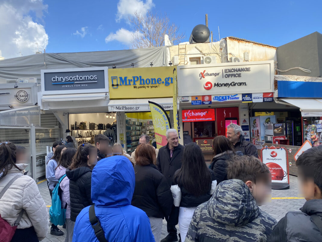 Η ιδιαίτερη συνάντηση των μαθητών με τον Αλέξη Καλοκαιρινό στο κέντρο του Ηρακλείου