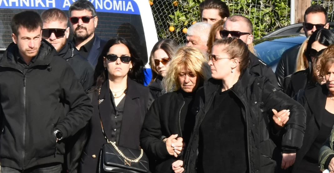 Θρήνος στην κηδεία του Μπάμπη -«Καρδιά μου, πού είσαι;» σπάραξε η μητέρα του