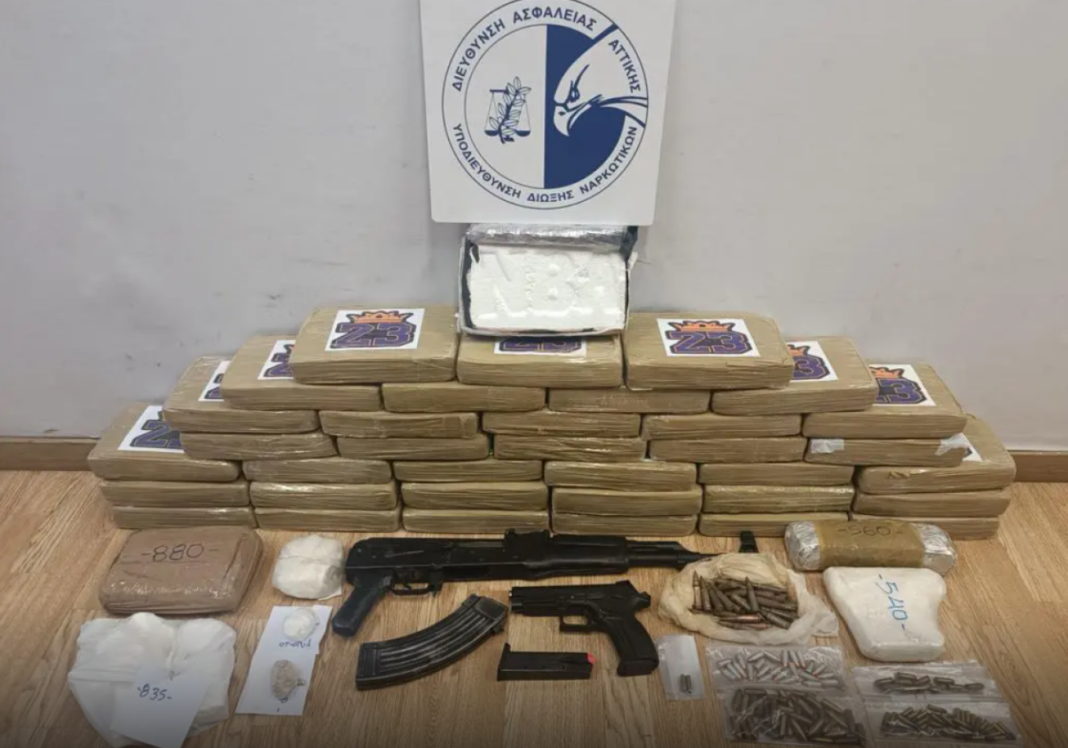 Επιχείρηση της ΕΛ.ΑΣ: Αλλοδαπός είχε 45 κιλά κοκαΐνης και καλάσνικοφ σε κρύπτη (βίντεο)