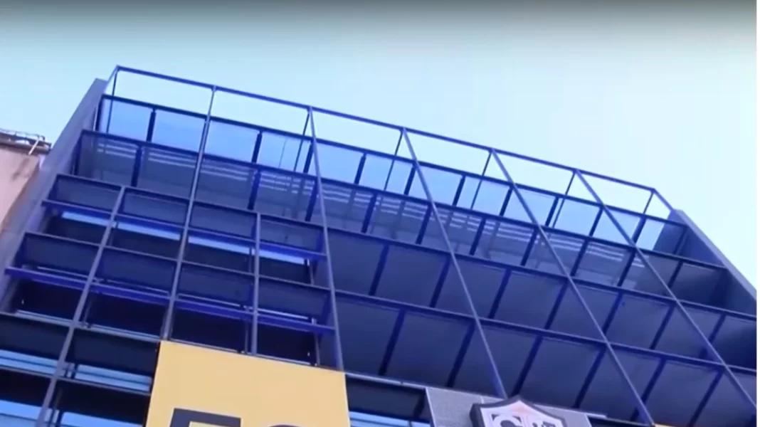 39χρονος απειλούσε να πέσει από κτήριο