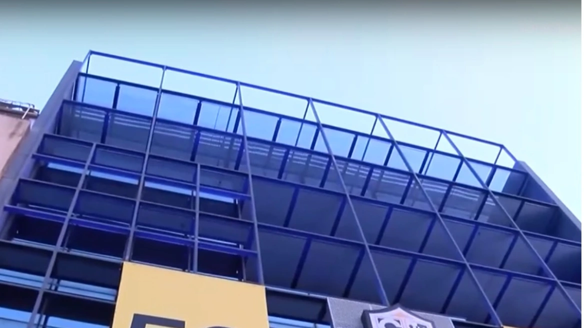 39χρονος απειλούσε να πέσει από κτήριο