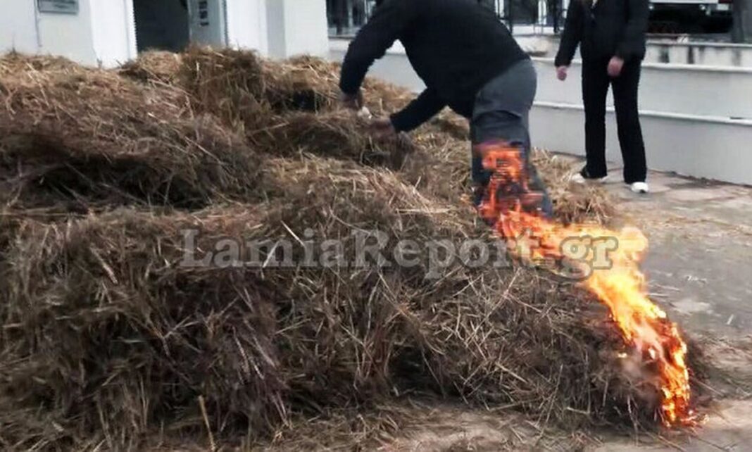 Αγρότες έβαλαν φωτιά έξω από τα γραφεία του ΟΠΕΚΕΠΕ