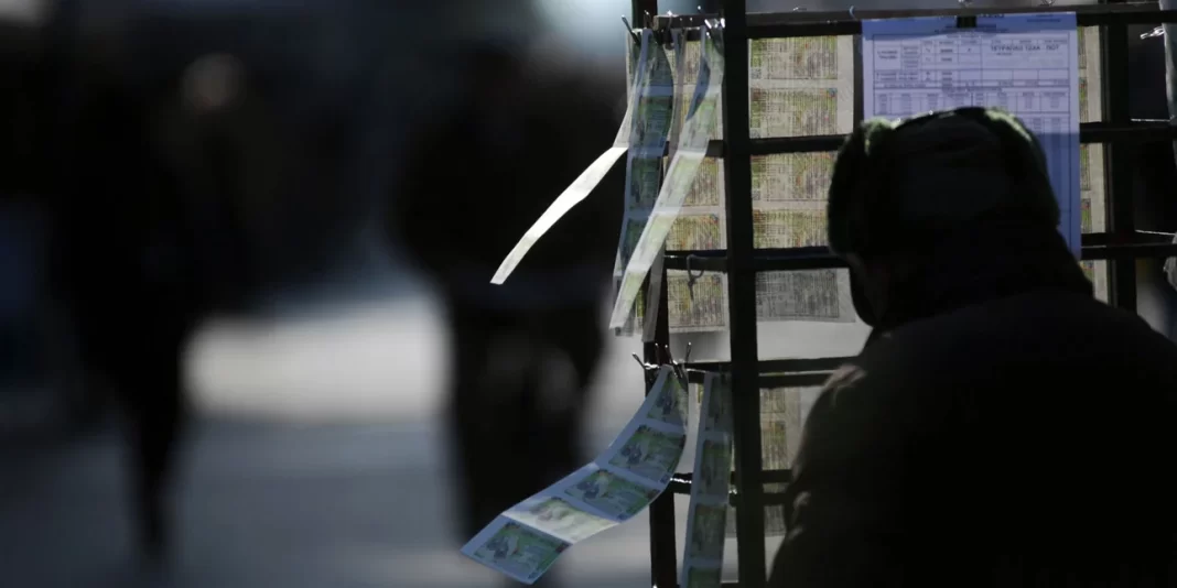 Εφιάλτης για λαχειοπώλη στον Βόλο: Του έστησαν ενέδρα και τον μαχαίρωσαν