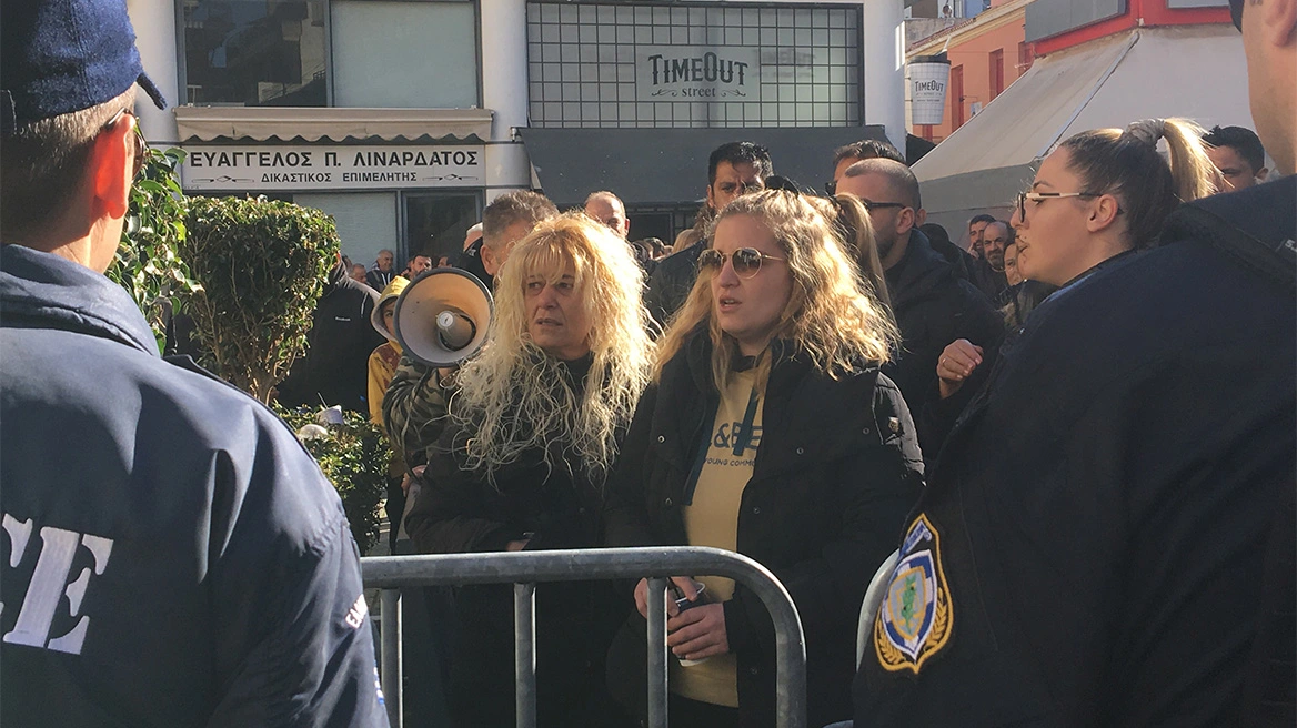 Οργή έξω από τα δικαστήρια που απολογείται ο κρεοπώλης – «Πού είναι ο Μπάμπης» φωνάζουν συγγενείς