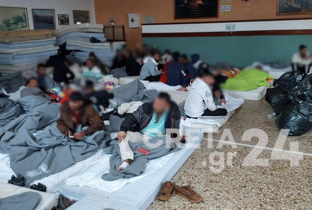 Παραμένουν στο Ηράκλειο οι μετανάστες - Αίτημα για να μεταφερθούν σε αίθουσα του παλαιού ΚΤΕΛ (εικόνες)