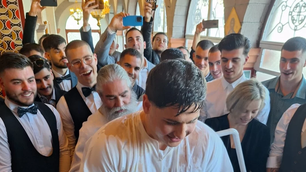 Συγκινητική βάπτιση: 20χρονος έγινε Χριστιανός με νονούς 27 συμμαθητές και φίλους