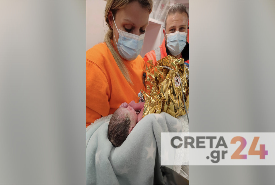 Ηράκλειο: Οι διασώστες στο «Χαμόγελο του παιδιού» περιγράφουν πώς γεννήθηκε το βιαστικό μωρό στο ασθενοφόρο σε μόλις... τέσσερα λεπτά