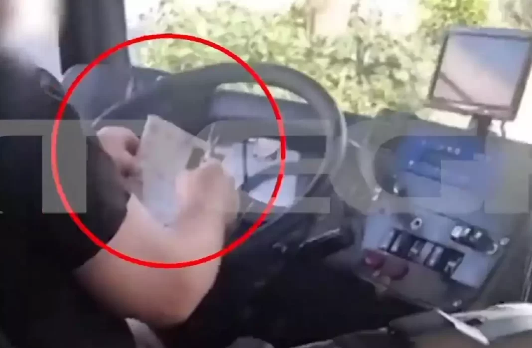 Οδηγός λεωφορείου λύνει σταυρόλεξο ενώ εκτελεί δρομολόγιο – Τον κατέγραψαν σε βίντεο οι επιβάτες