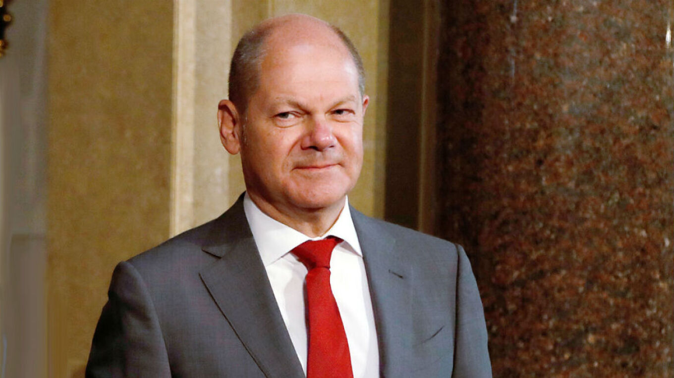 Ο Σολτς αναζητά προσωπικό σεφ με μισθό €3.000 την ώρα που οι Γερμανοί διαδηλώνουν κατά της ακρίβειας